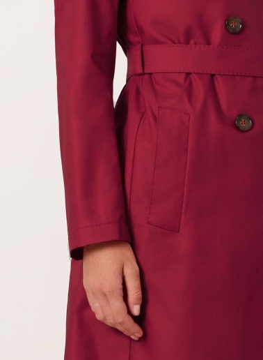 Trench doppio petto rosso in tessuto tecnico con impunture sartoriali