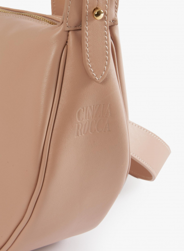 Halbmond-Handtasche aus glattem Leder in Puderrosa