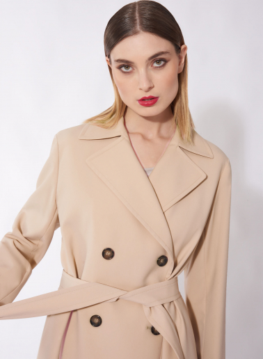 Zweireihiger Maxi Trench beige aus regenabweisendem technischem Stoff