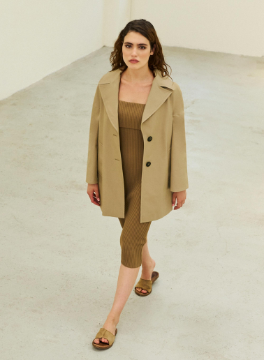 Stretch-Baumwoll-Kurzmantel mit breitem Revers in camel