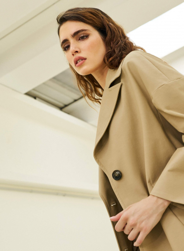 Stretch-Baumwoll-Kurzmantel mit breitem Revers in camel