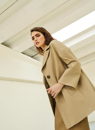 Stretch-Baumwoll-Kurzmantel mit breitem Revers in camel