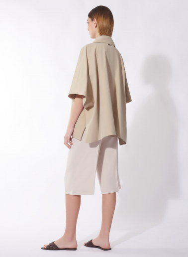Zweireihiges Cape beige aus regenabweisendem technischem Stoff