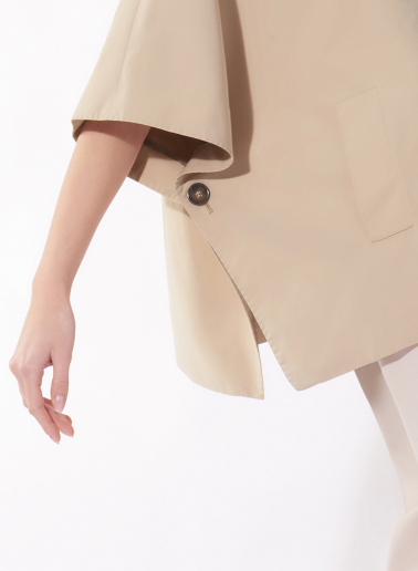 Zweireihiges Cape beige aus regenabweisendem technischem Stoff