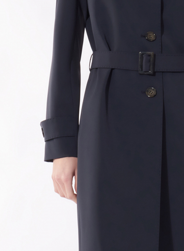 Einreiher Trenchcoat aus technischem Stoff mit maßgeschneiderten Nähten in blau