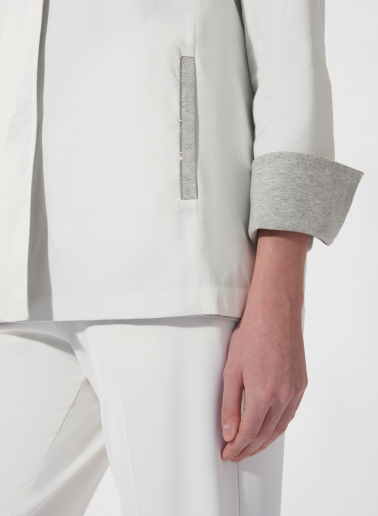 Jacke aus regenabweisendem technischem Stoff mit Jersey-Details in weiß