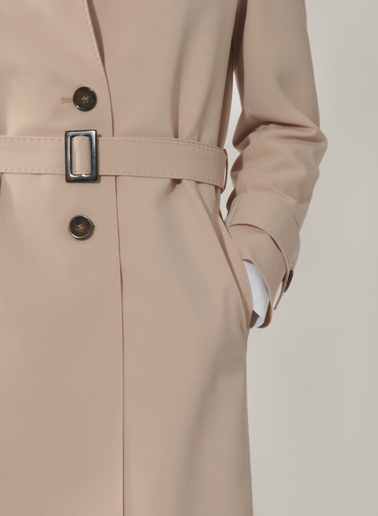 Einreiher Trenchcoat aus technischem Stoff mit maßgeschneiderten Nähten in beige