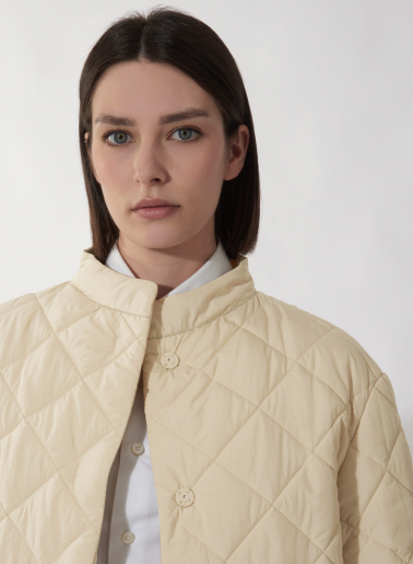 Wattierte Jacke mit koreaner-Kragen in beige