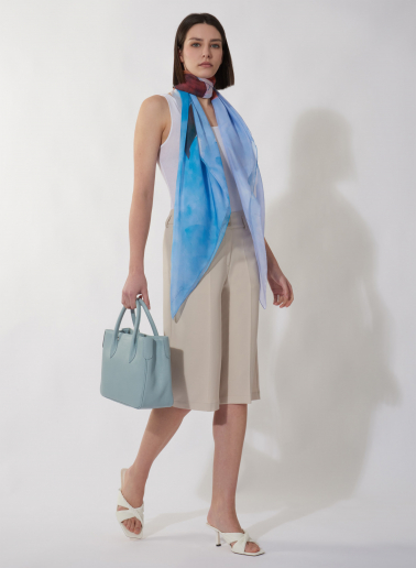 Seidenschal mit Aquarellblumenmuster in blau