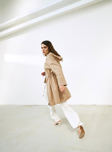 Parka aus regenabweisendem technischem Stoff in camel