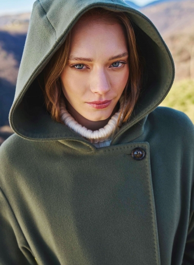 Maxi Gürtelmantel mit Kapuze aus Wolle und Cashmere in Militärgrün