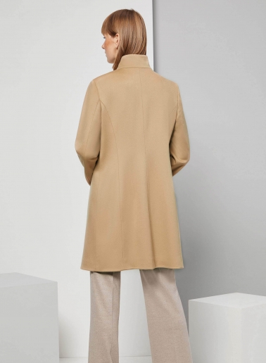 Mantel mit umklappbarem Reverskragen aus Loro Piana Stoff gefertigt in light Camel