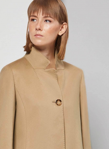 Mantel mit umklappbarem Reverskragen aus Loro Piana Stoff gefertigt in light Camel