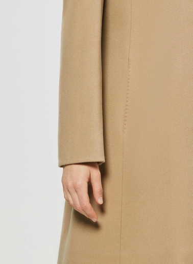 Mantel mit umklappbarem Reverskragen aus Loro Piana Stoff gefertigt in light Camel