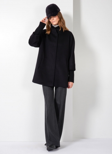 Oversized Kurzmantel mit Strick-Details aus reiner Wolle in Schwarz