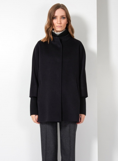 Oversized Kurzmantel mit Strick-Details aus reiner Wolle in Schwarz