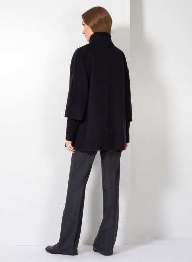 Oversized Kurzmantel mit Strick-Details aus reiner Wolle in Schwarz