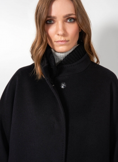 Oversized Kurzmantel mit Strick-Details aus reiner Wolle in Schwarz