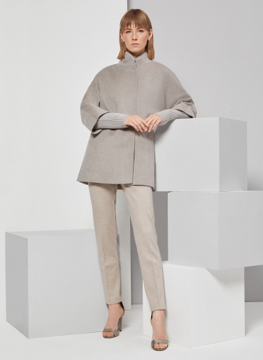 Oversized Kurzmantel mit Strick-Details aus reiner Wolle in Beige
