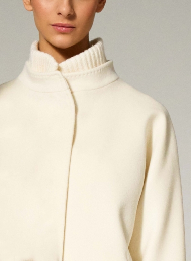 Oversized Kurzmantel mit Strick-Details aus reiner Wolle in Weiß