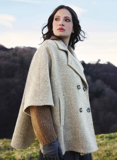 Zweireihes Cape aus Bouclé- Stoff in Beige