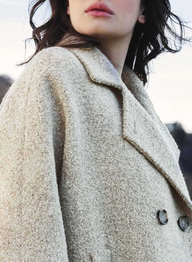 Zweireihes Cape aus Bouclé- Stoff in Beige