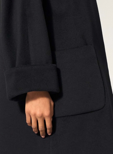 Oversized Mantel mit Hemdkragen aus reiner Wolle in Schwarz