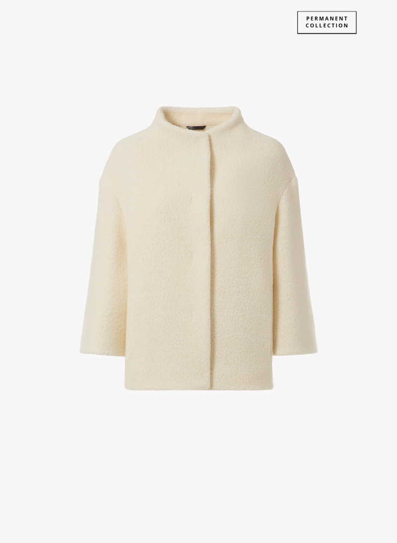 Short white wool coat with 3/4 sleeves