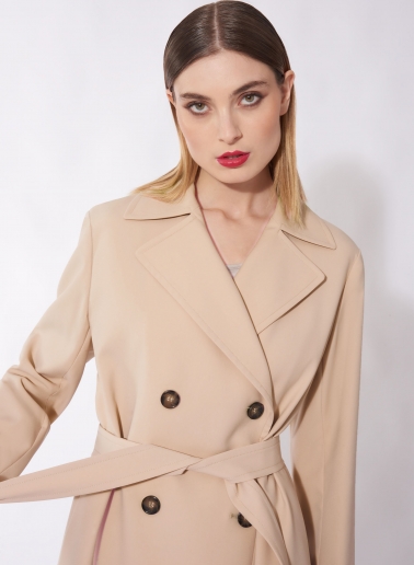 Zweireihiger Maxi Trench beige aus regenabweisendem technischem Stoff