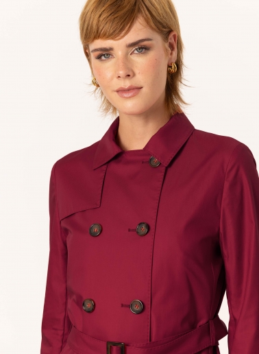 Double-breasted red trench coat in technical fabric with tailored stitches