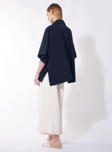 Zweireihiges Cape beige aus regenabweisendem technischem Stoff