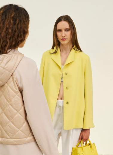 Jacke aus reiner Wolle mit hohem Kragen in gelb