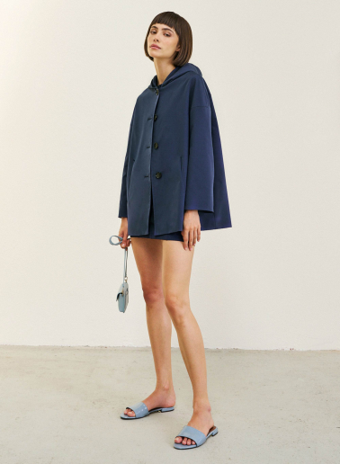 Jacke mit Kapuze aus regenabweisendem technischem Stoff in marineblau