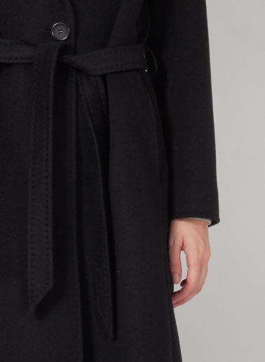 Cappotto nero con cintura in puro cashmere linea aderente