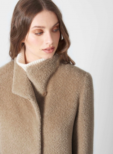 Cappotto beige scuro svasato in lana e alpaca con collo alto