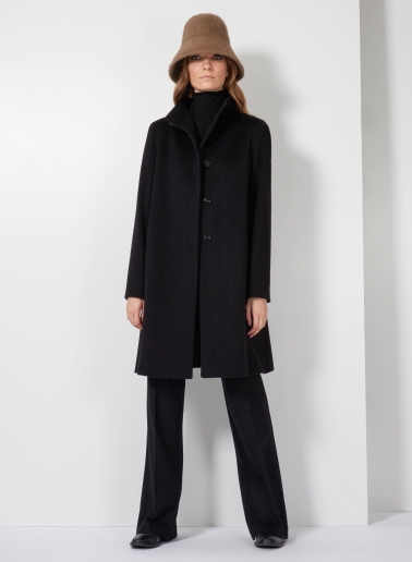 Cappotto nero svasato in puro cashmere con collo alto