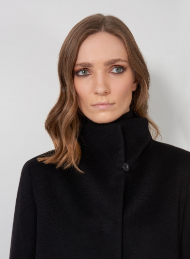 Cappotto nero svasato in puro cashmere con collo alto
