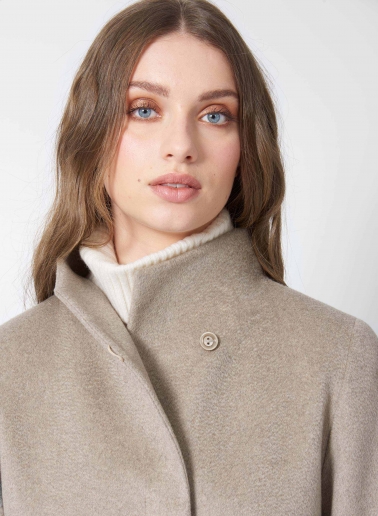 Cappotto beige scuro svasato in puro cashmere con collo alto