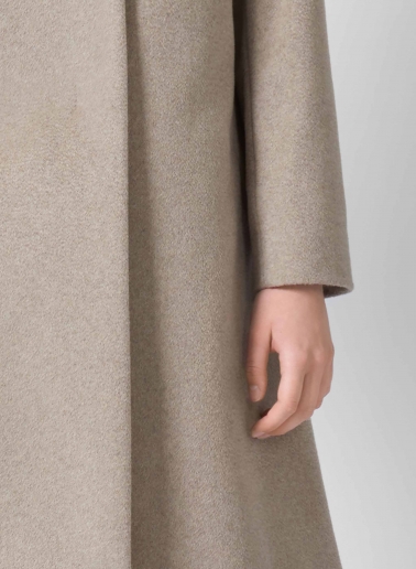 Cappotto beige scuro svasato in puro cashmere con collo alto