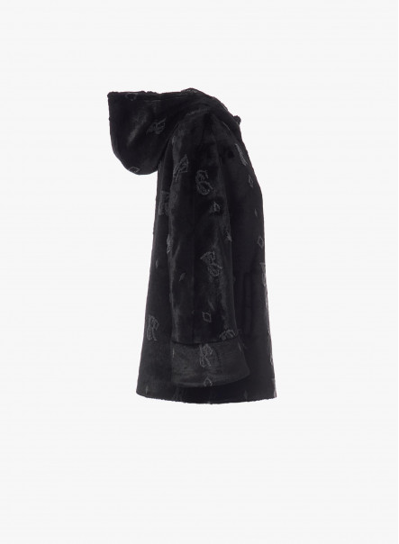 Giacca nera in pelliccia ecologica con monogramma