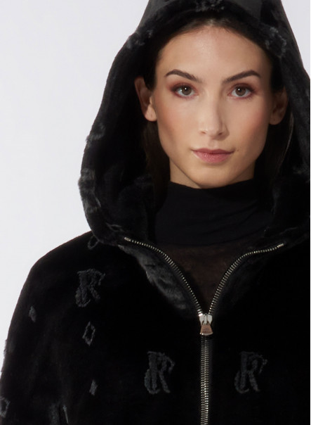 Giacca nera in pelliccia ecologica con monogramma