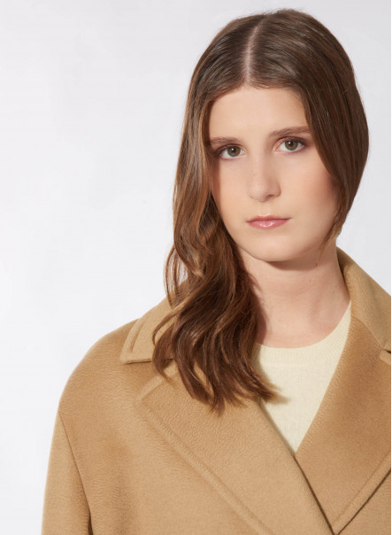 Cappotto cammello doppiopetto con cintura in lana