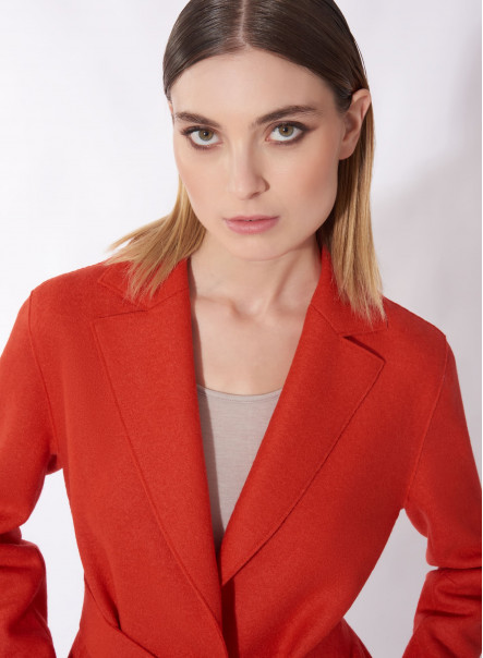 Cappotto con cintura in lana cotta color corallo